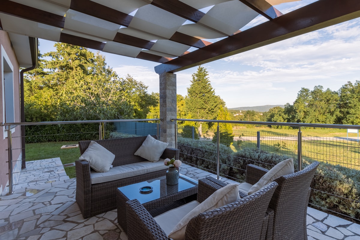 Pergola Bioclimatique : Guide Complet d'Achat et d'Installation en France 2026